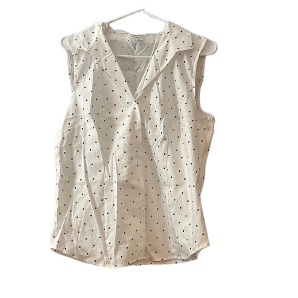 Sleeveless blouse women’s size large.